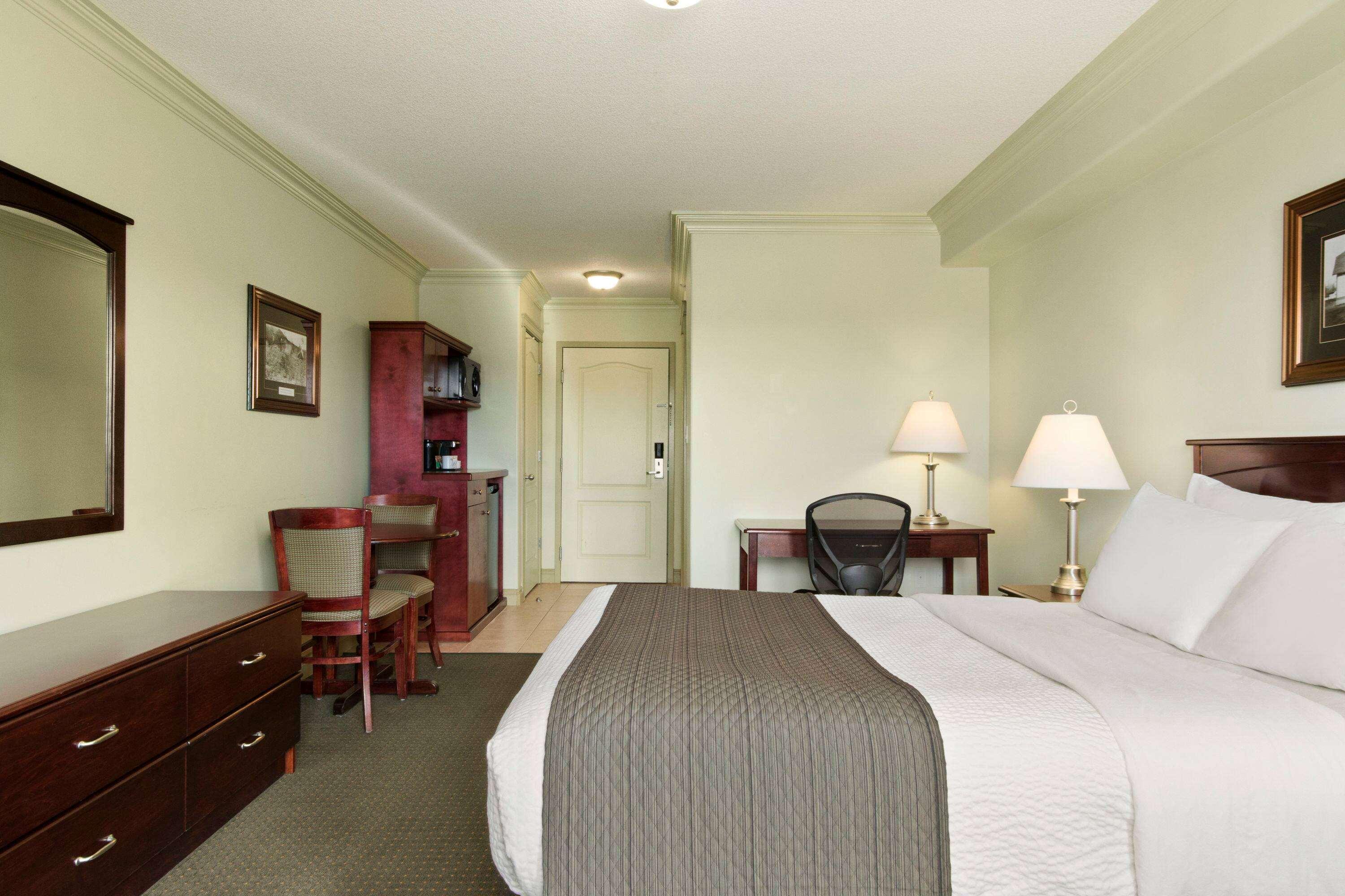 Quality Inn & Suites Whitecourt Exterior foto
